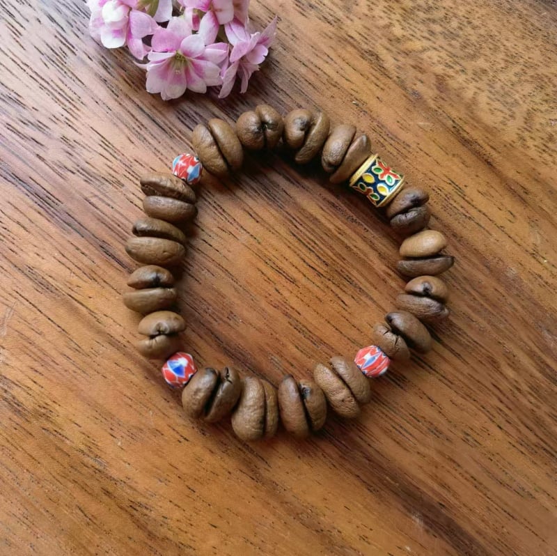 Ръчно изработена гривна от стъклени мъниста с кафеено зърно, естествен стил, унисекс, пролет 2025