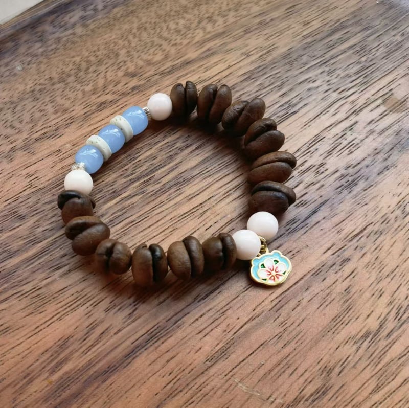 Ръчно изработена гривна от стъклени мъниста с кафеено зърно, естествен стил, унисекс, пролет 2025