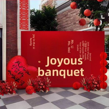 Vestuvių dekoras su KT plokštele, lauko scenai ir nuotraukų fonui, šilko gėlėmis, uodeginiais balionais ir krintančios žemės balionais