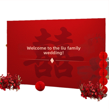 Vestuvių dekoras su KT plokštele, lauko scenai ir nuotraukų fonui, šilko gėlėmis, uodeginiais balionais ir krintančios žemės balionais