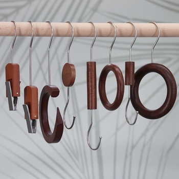 Xinyu Wood Art medinė drabužių pakaba su apvaliu žiedu, S kabliukas ir U klipas, ekspozicijos rekvizitas šalikams, dvigubo kablio stilius, apkrova iki 5 kg