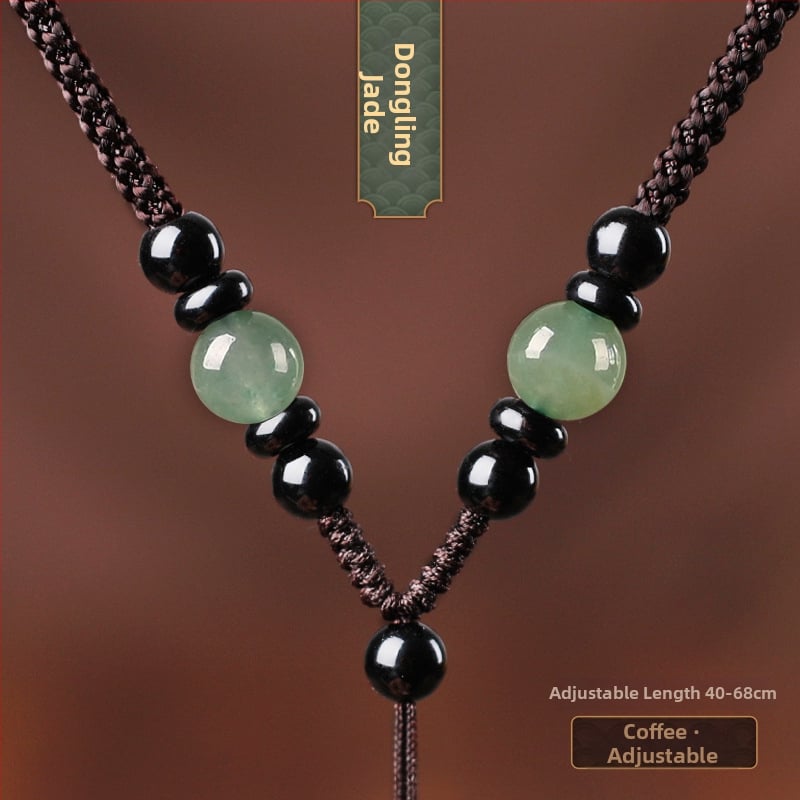 Hetianos nefrito pakabukas ant rankų pintos vėrinio, apdorotas nefritas