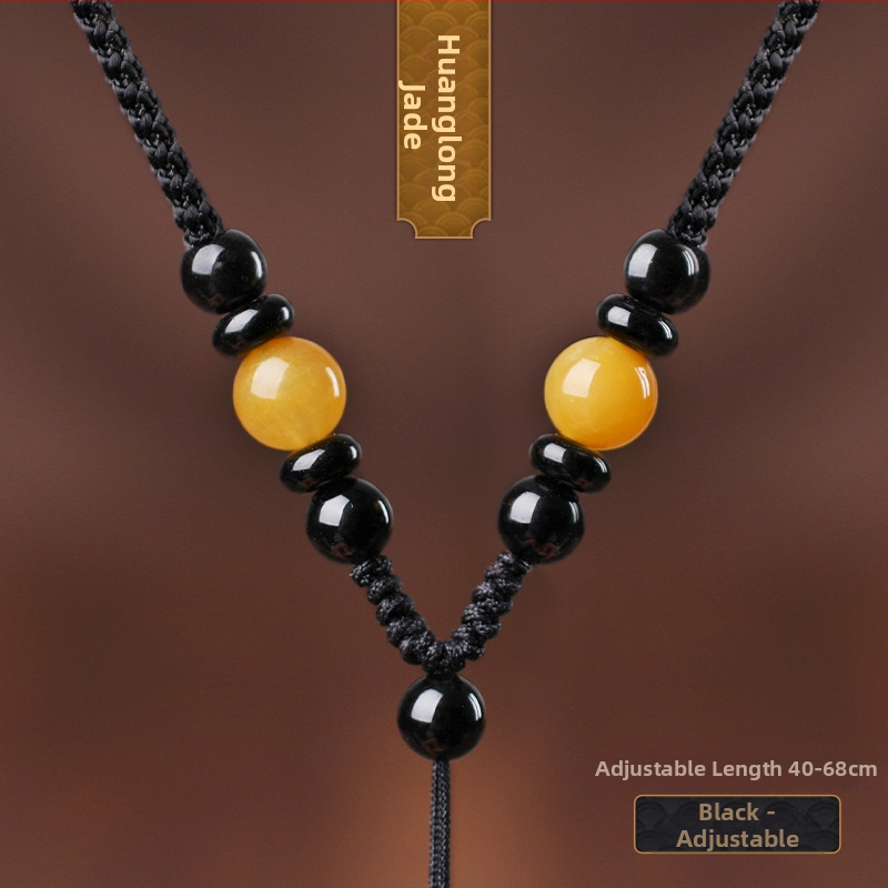 Hetianos nefrito pakabukas ant rankų pintos vėrinio, apdorotas nefritas