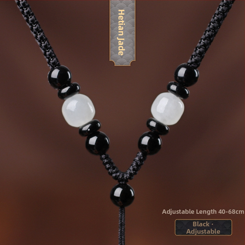 Hetianos nefrito pakabukas ant rankų pintos vėrinio, apdorotas nefritas