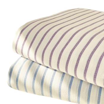 Gumine paklode ant čiužinio – dryžuotas raštas, plauti medvilnė, reaktyvus spausdinimas ir dažymas, šiuolaikiškas minimalistinis stilius