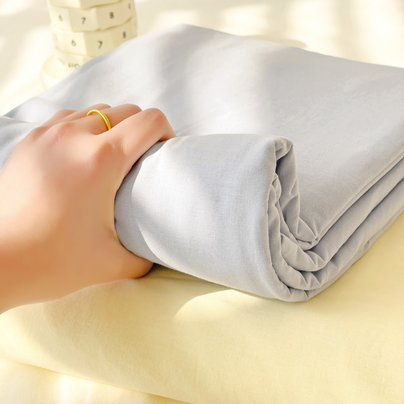 Gumine paklode ant čiužinio – dryžuotas raštas, plauti medvilnė, reaktyvus spausdinimas ir dažymas, šiuolaikiškas minimalistinis stilius