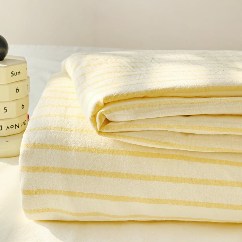 Gumine paklode ant čiužinio – dryžuotas raštas, plauti medvilnė, reaktyvus spausdinimas ir dažymas, šiuolaikiškas minimalistinis stilius