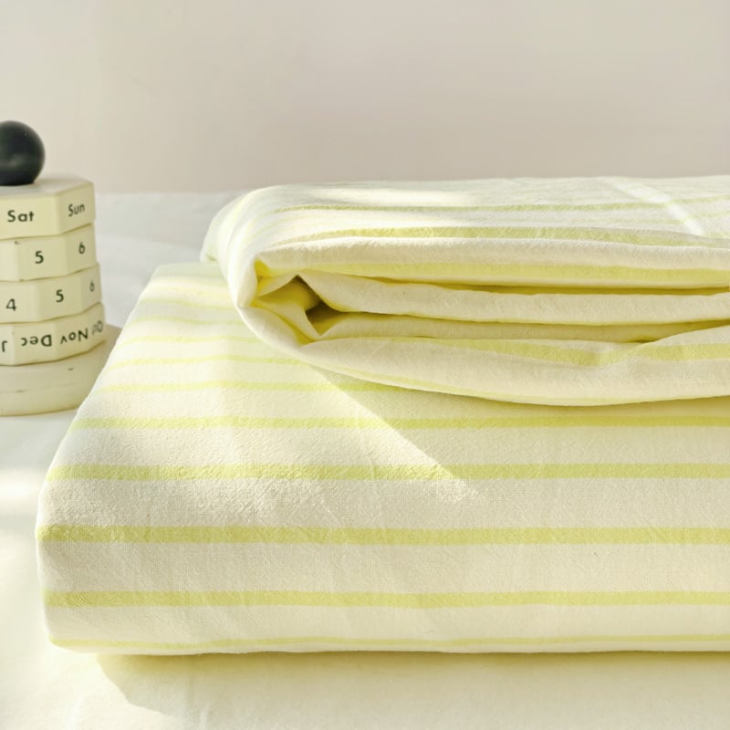 Gumine paklode ant čiužinio – dryžuotas raštas, plauti medvilnė, reaktyvus spausdinimas ir dažymas, šiuolaikiškas minimalistinis stilius