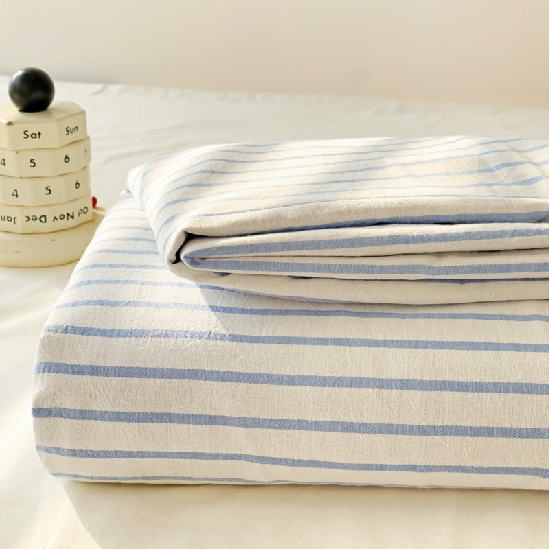 Gumine paklode ant čiužinio – dryžuotas raštas, plauti medvilnė, reaktyvus spausdinimas ir dažymas, šiuolaikiškas minimalistinis stilius