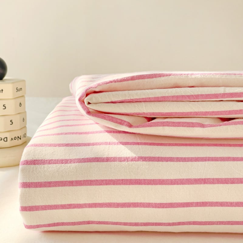 Gumine paklode ant čiužinio – dryžuotas raštas, plauti medvilnė, reaktyvus spausdinimas ir dažymas, šiuolaikiškas minimalistinis stilius