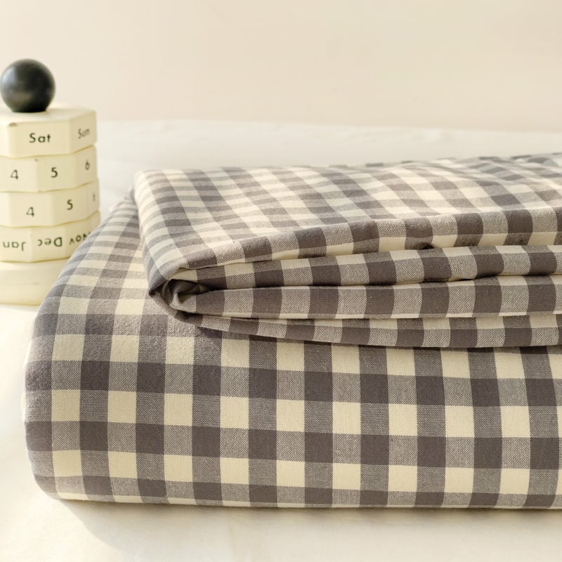 Gumine paklode ant čiužinio – dryžuotas raštas, plauti medvilnė, reaktyvus spausdinimas ir dažymas, šiuolaikiškas minimalistinis stilius