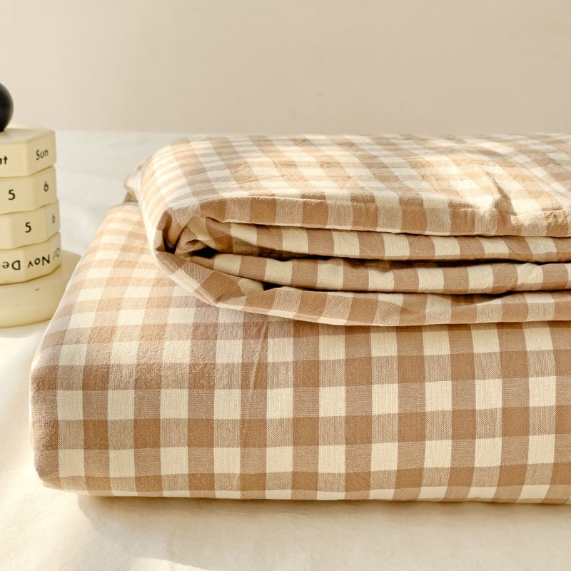 Gumine paklode ant čiužinio – dryžuotas raštas, plauti medvilnė, reaktyvus spausdinimas ir dažymas, šiuolaikiškas minimalistinis stilius