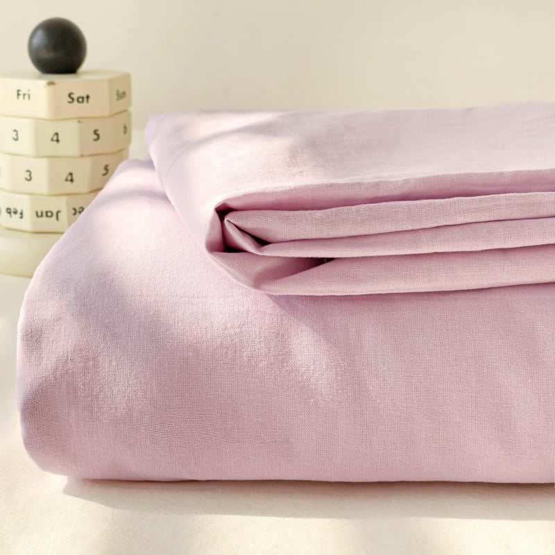 Gumine paklode ant čiužinio – dryžuotas raštas, plauti medvilnė, reaktyvus spausdinimas ir dažymas, šiuolaikiškas minimalistinis stilius