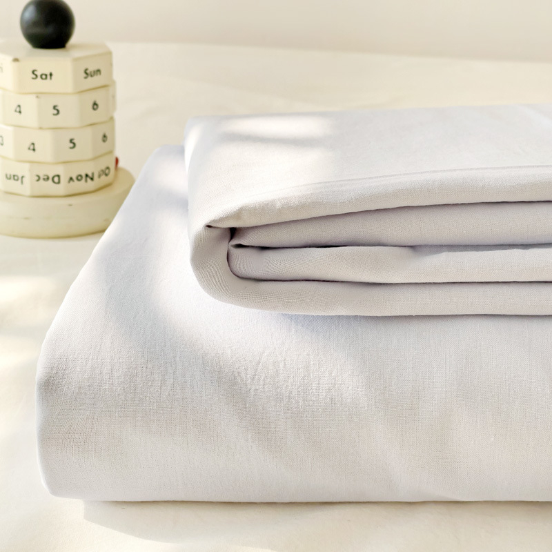 Gumine paklode ant čiužinio – dryžuotas raštas, plauti medvilnė, reaktyvus spausdinimas ir dažymas, šiuolaikiškas minimalistinis stilius