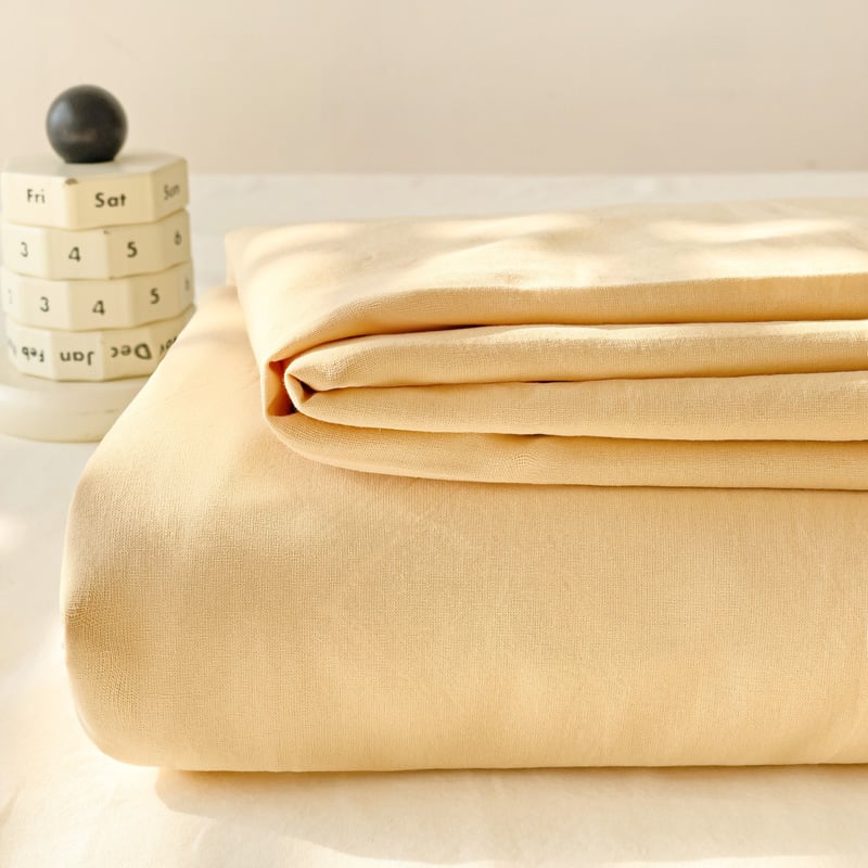 Gumine paklode ant čiužinio – dryžuotas raštas, plauti medvilnė, reaktyvus spausdinimas ir dažymas, šiuolaikiškas minimalistinis stilius