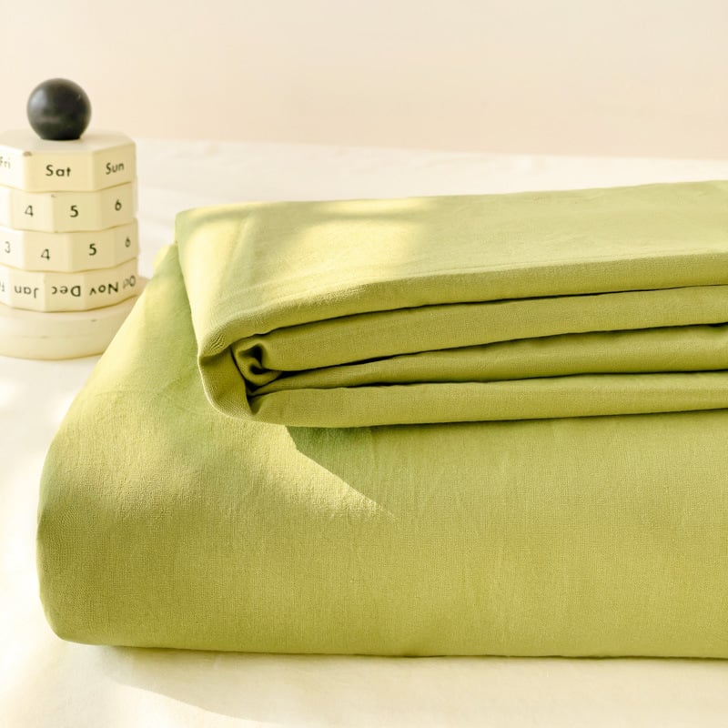 Gumine paklode ant čiužinio – dryžuotas raštas, plauti medvilnė, reaktyvus spausdinimas ir dažymas, šiuolaikiškas minimalistinis stilius