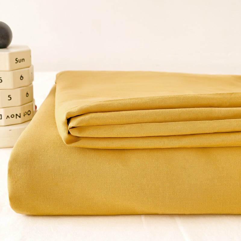 Gumine paklode ant čiužinio – dryžuotas raštas, plauti medvilnė, reaktyvus spausdinimas ir dažymas, šiuolaikiškas minimalistinis stilius