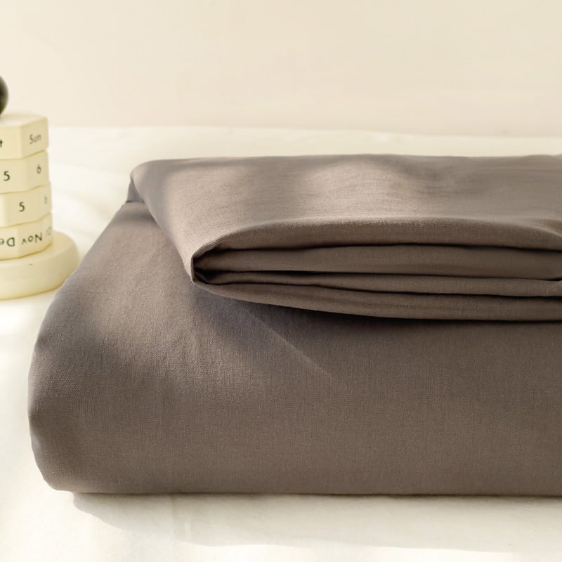 Gumine paklode ant čiužinio – dryžuotas raštas, plauti medvilnė, reaktyvus spausdinimas ir dažymas, šiuolaikiškas minimalistinis stilius