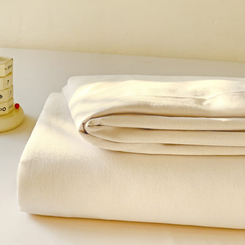 Gumine paklode ant čiužinio – dryžuotas raštas, plauti medvilnė, reaktyvus spausdinimas ir dažymas, šiuolaikiškas minimalistinis stilius