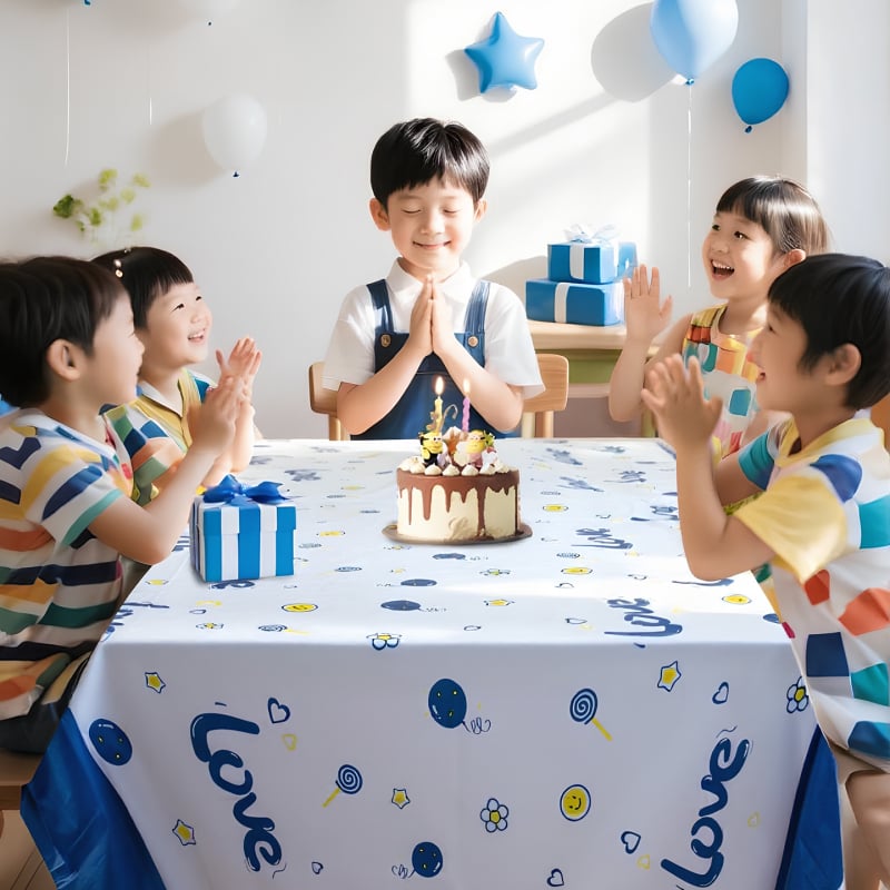 Vienkartinė storinta popierinė staltiesė vaikų gimtadienio vakarėliui – šventinis stilius, mieli animaciniai motyvai, dekoracijų rekvizitai