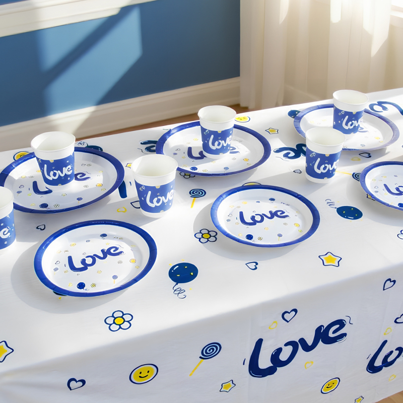 Vienkartinė storinta popierinė staltiesė vaikų gimtadienio vakarėliui – šventinis stilius, mieli animaciniai motyvai, dekoracijų rekvizitai