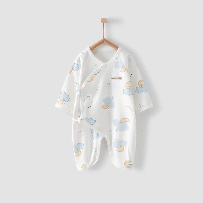 Naujagimio ilgos rankovės kombinezonas iš 100% medvilnės, unisex, diagoninis užsegimas su raišteliais ir drugelio motyvas