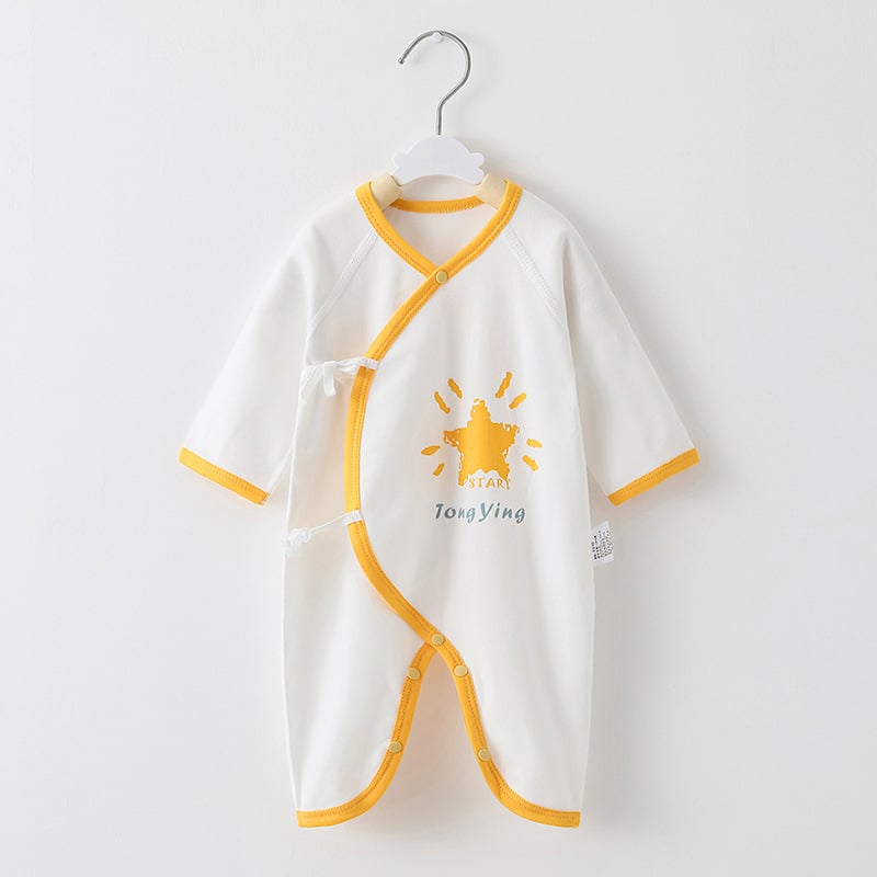 Naujagimio ilgos rankovės kombinezonas iš 100% medvilnės, unisex, diagoninis užsegimas su raišteliais ir drugelio motyvas