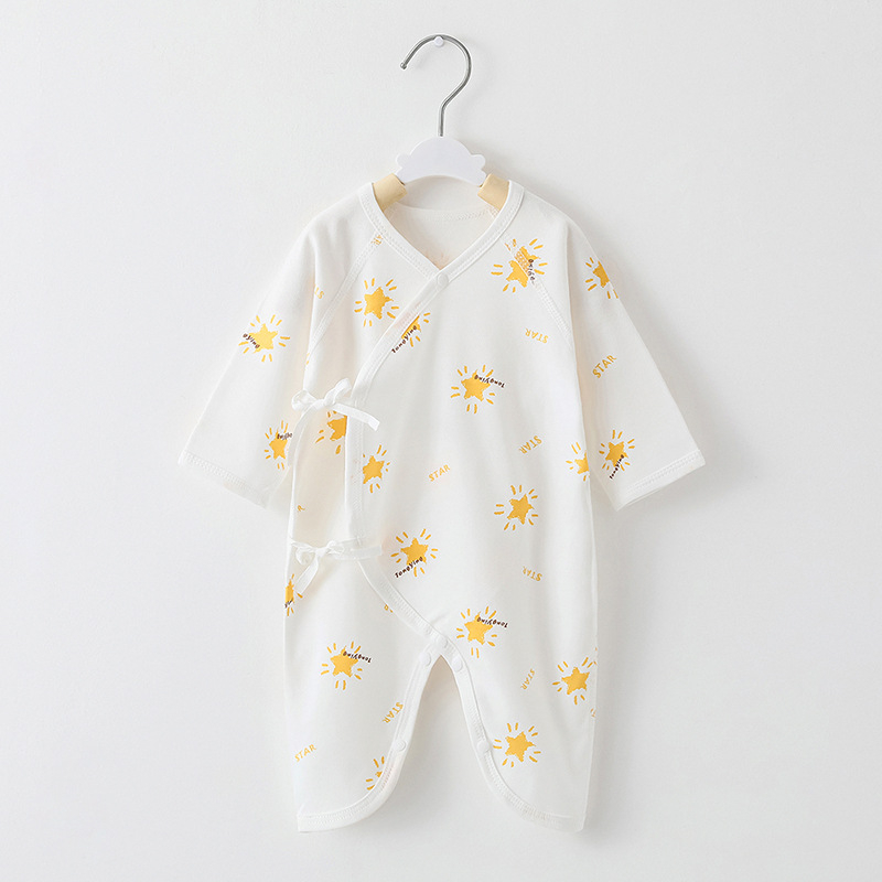 Naujagimio ilgos rankovės kombinezonas iš 100% medvilnės, unisex, diagoninis užsegimas su raišteliais ir drugelio motyvas