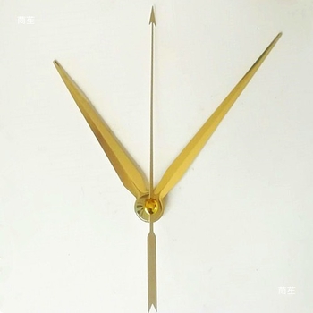 Ρολόι με μεταλλικό καντράν, πλαστικό περίβλημα, λειτουργεί με μπαταρία