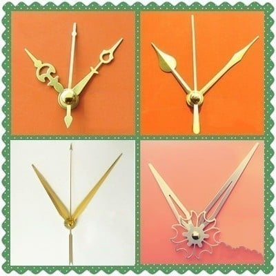 Ρολόι με μεταλλικό καντράν, πλαστικό περίβλημα, λειτουργεί με μπαταρία