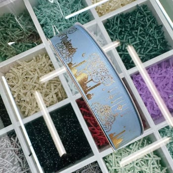 Dekoratyvinė juostelė su folijos įspaudu, motyvais: žvaigždė, mėnulis ir raidės; skirta dovanoms įvynioti ir šventinei dekoracijai