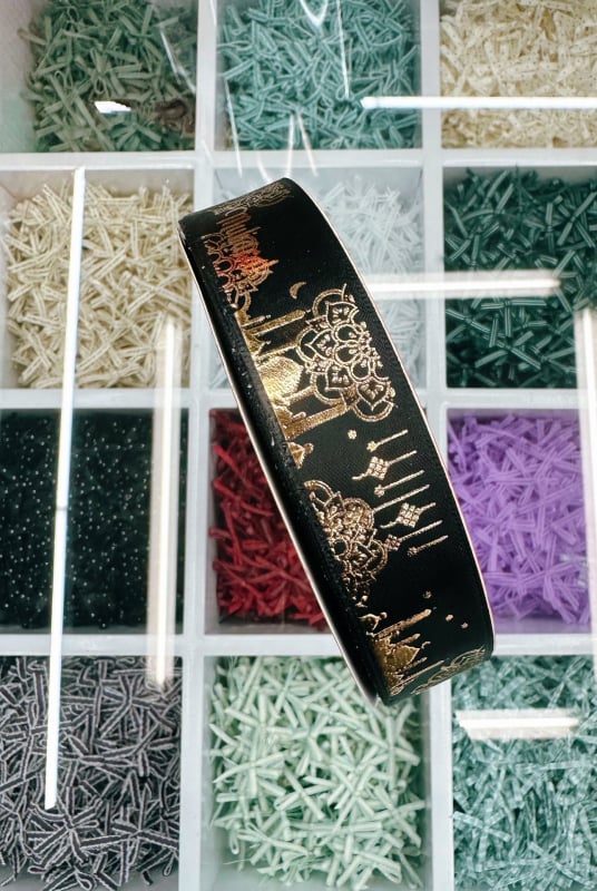 Dekoratyvinė juostelė su folijos įspaudu, motyvais: žvaigždė, mėnulis ir raidės; skirta dovanoms įvynioti ir šventinei dekoracijai