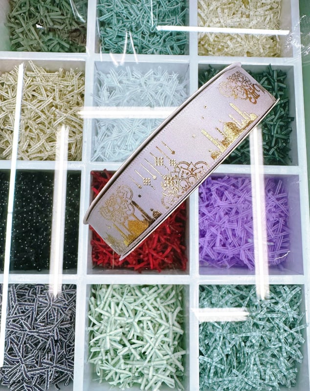 Dekoratyvinė juostelė su folijos įspaudu, motyvais: žvaigždė, mėnulis ir raidės; skirta dovanoms įvynioti ir šventinei dekoracijai