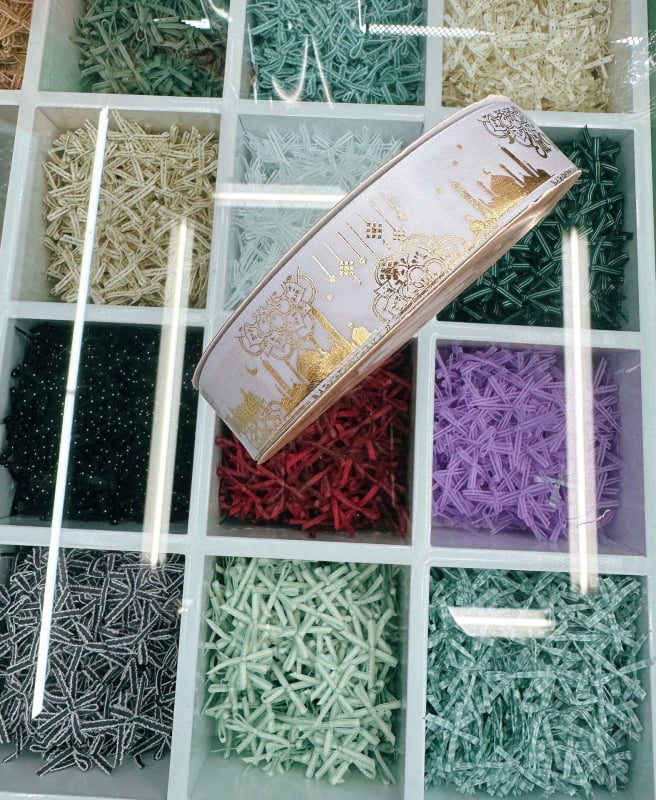 Dekoratyvinė juostelė su folijos įspaudu, motyvais: žvaigždė, mėnulis ir raidės; skirta dovanoms įvynioti ir šventinei dekoracijai