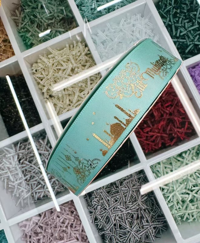 Dekoratyvinė juostelė su folijos įspaudu, motyvais: žvaigždė, mėnulis ir raidės; skirta dovanoms įvynioti ir šventinei dekoracijai