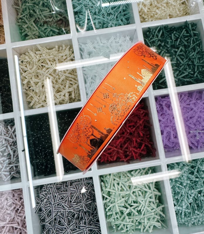 Dekoratyvinė juostelė su folijos įspaudu, motyvais: žvaigždė, mėnulis ir raidės; skirta dovanoms įvynioti ir šventinei dekoracijai