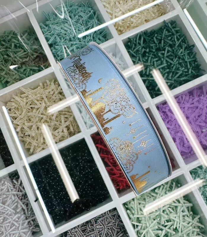 Dekoratyvinė juostelė su folijos įspaudu, motyvais: žvaigždė, mėnulis ir raidės; skirta dovanoms įvynioti ir šventinei dekoracijai