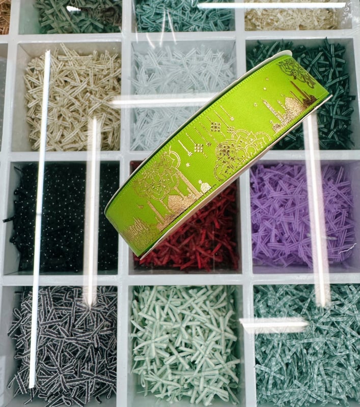 Dekoratyvinė juostelė su folijos įspaudu, motyvais: žvaigždė, mėnulis ir raidės; skirta dovanoms įvynioti ir šventinei dekoracijai