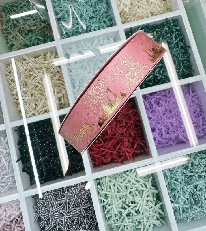 Dekoratyvinė juostelė su folijos įspaudu, motyvais: žvaigždė, mėnulis ir raidės; skirta dovanoms įvynioti ir šventinei dekoracijai