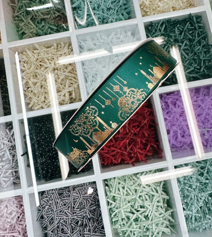 Dekoratyvinė juostelė su folijos įspaudu, motyvais: žvaigždė, mėnulis ir raidės; skirta dovanoms įvynioti ir šventinei dekoracijai