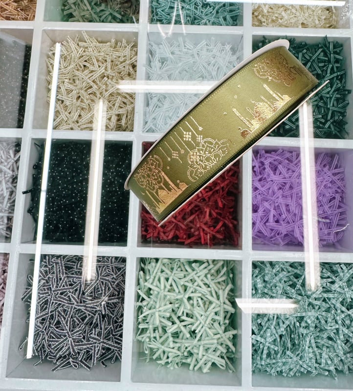 Dekoratyvinė juostelė su folijos įspaudu, motyvais: žvaigždė, mėnulis ir raidės; skirta dovanoms įvynioti ir šventinei dekoracijai