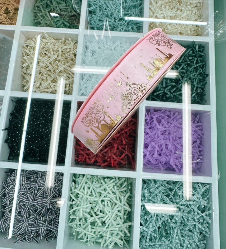 Dekoratyvinė juostelė su folijos įspaudu, motyvais: žvaigždė, mėnulis ir raidės; skirta dovanoms įvynioti ir šventinei dekoracijai