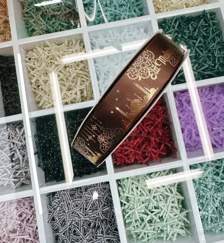 Dekoratyvinė juostelė su folijos įspaudu, motyvais: žvaigždė, mėnulis ir raidės; skirta dovanoms įvynioti ir šventinei dekoracijai