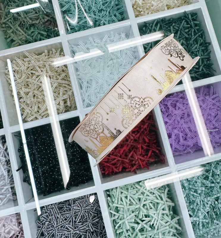 Dekoratyvinė juostelė su folijos įspaudu, motyvais: žvaigždė, mėnulis ir raidės; skirta dovanoms įvynioti ir šventinei dekoracijai