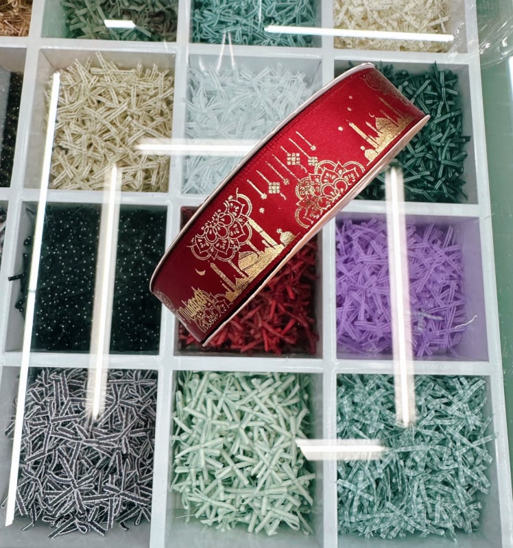 Dekoratyvinė juostelė su folijos įspaudu, motyvais: žvaigždė, mėnulis ir raidės; skirta dovanoms įvynioti ir šventinei dekoracijai