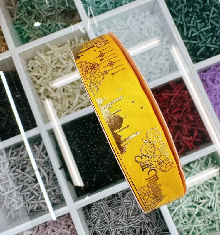 Dekoratyvinė juostelė su folijos įspaudu, motyvais: žvaigždė, mėnulis ir raidės; skirta dovanoms įvynioti ir šventinei dekoracijai