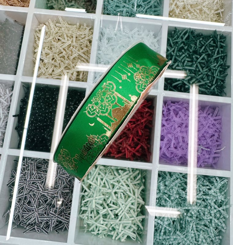 Dekoratyvinė juostelė su folijos įspaudu, motyvais: žvaigždė, mėnulis ir raidės; skirta dovanoms įvynioti ir šventinei dekoracijai