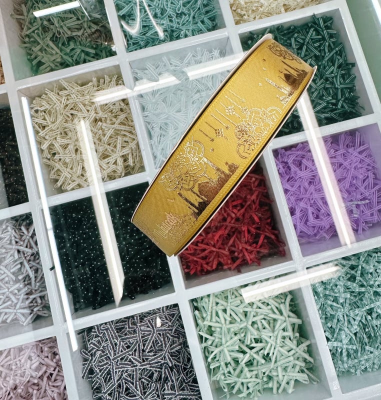 Dekoratyvinė juostelė su folijos įspaudu, motyvais: žvaigždė, mėnulis ir raidės; skirta dovanoms įvynioti ir šventinei dekoracijai