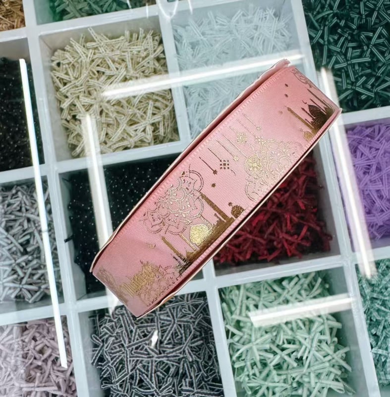 Dekoratyvinė juostelė su folijos įspaudu, motyvais: žvaigždė, mėnulis ir raidės; skirta dovanoms įvynioti ir šventinei dekoracijai