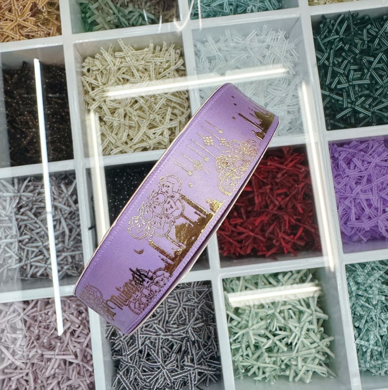 Dekoratyvinė juostelė su folijos įspaudu, motyvais: žvaigždė, mėnulis ir raidės; skirta dovanoms įvynioti ir šventinei dekoracijai